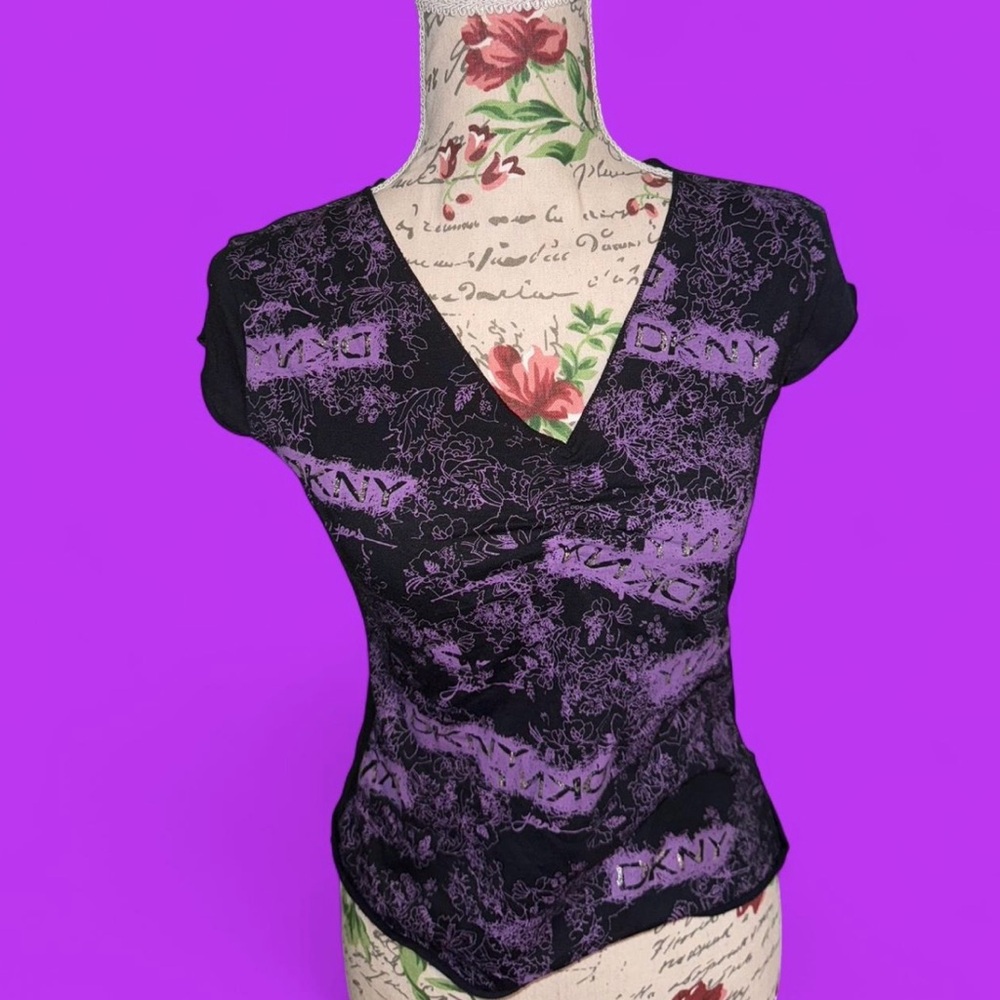 DKNY Black and Purple V-Neck Cap Sleeve Tee